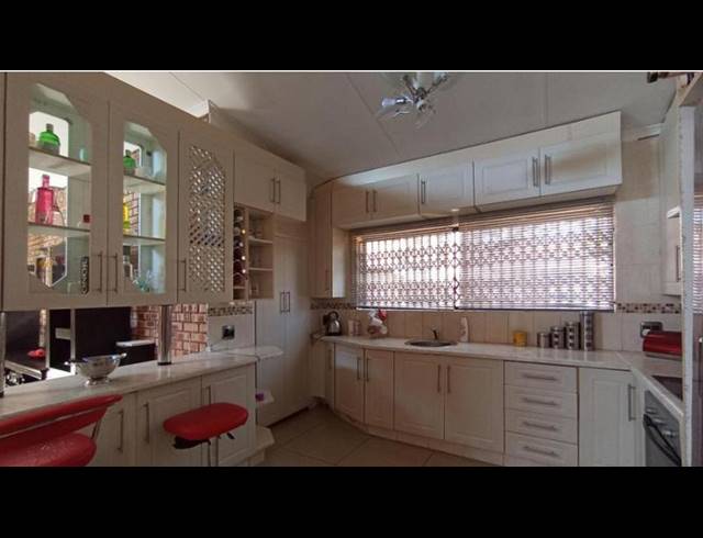 4 BEDROOM HOUSE FOR SALE IN THE ORCHARDS